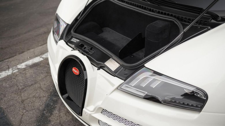 Автомобиль bugatti veyron