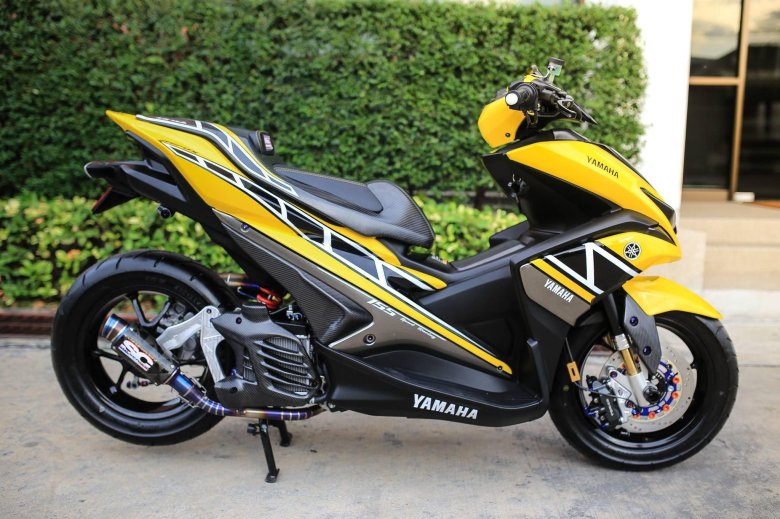 Жёлтый yamaha aerox