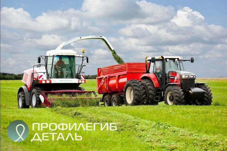 Комбайн и трактор