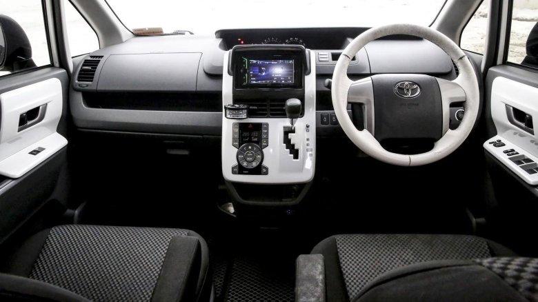 Toyota noah 2008 салон