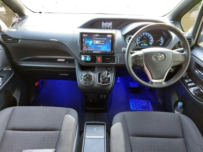 Toyota voxy салон