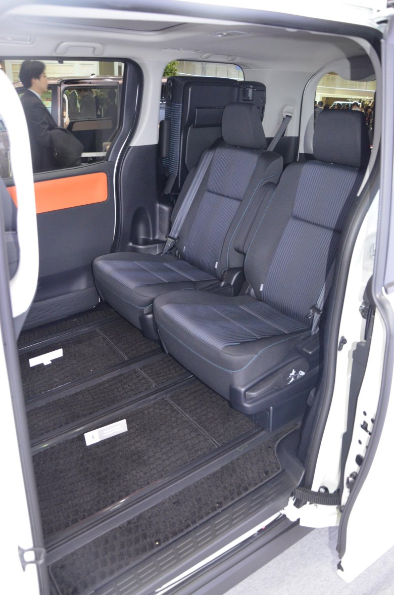 Тойота ноах 2015