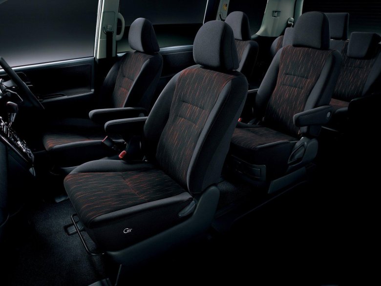 Toyota voxy 2010 салон