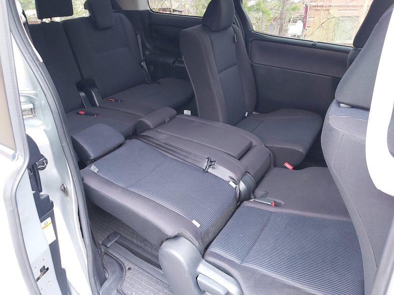 Тойота вокси 2008 салон