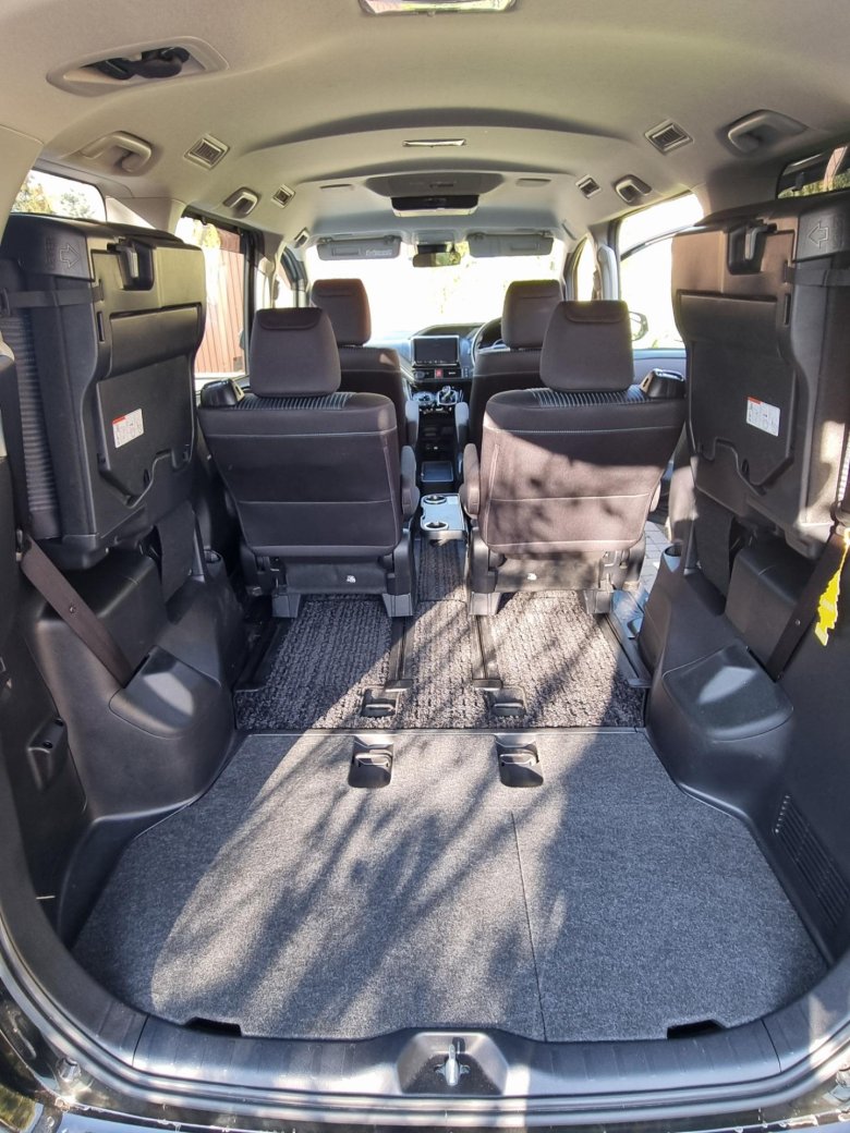 Тойота вокси внутри