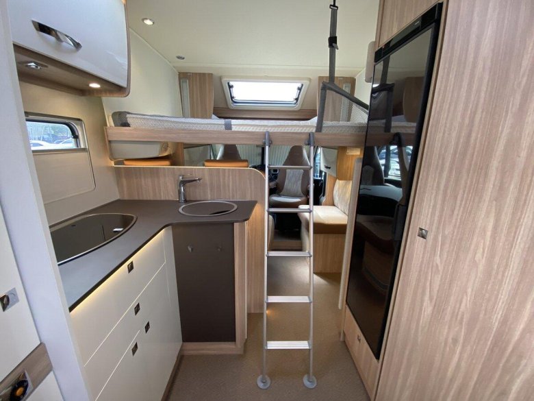 Полуинтегрированный автодом