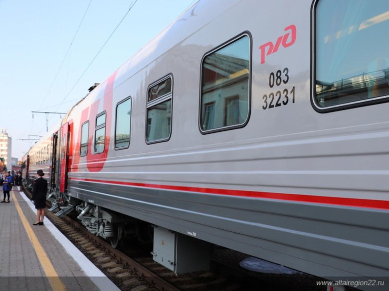 Пригородный поезд просторы алтая