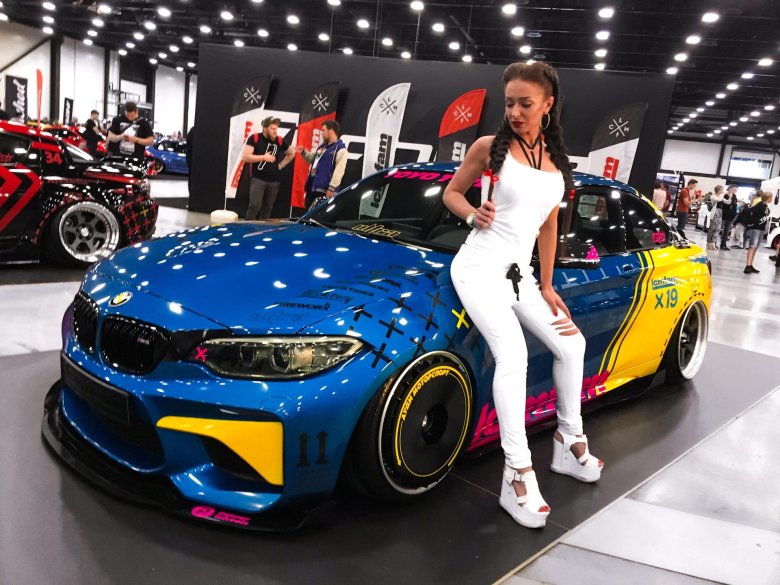 Девушки на автошоу