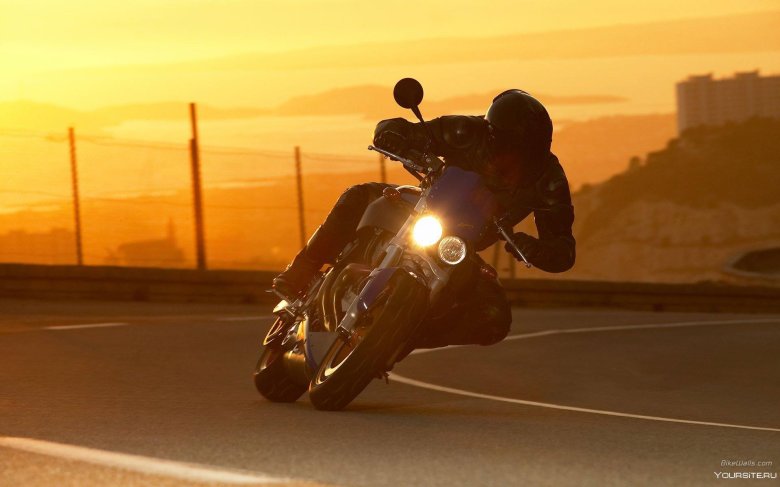 Мотоцикл на закате