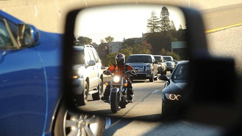 Мотоциклист на дороге