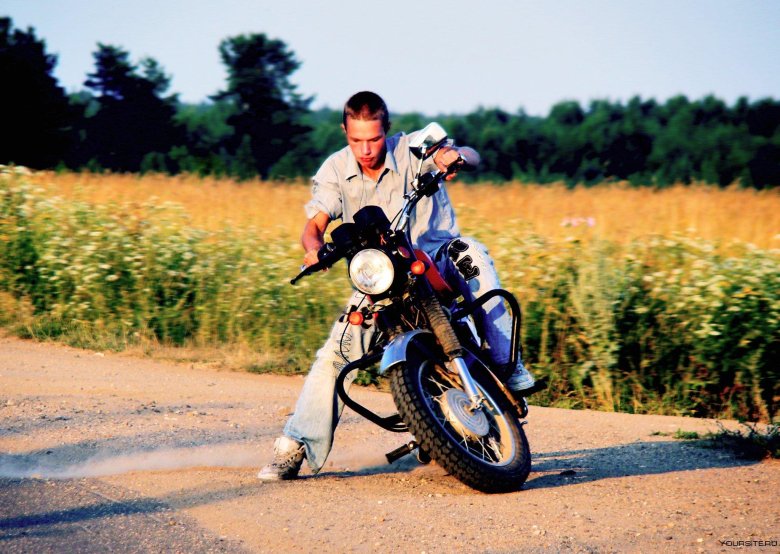 Подросток на мотоцикле