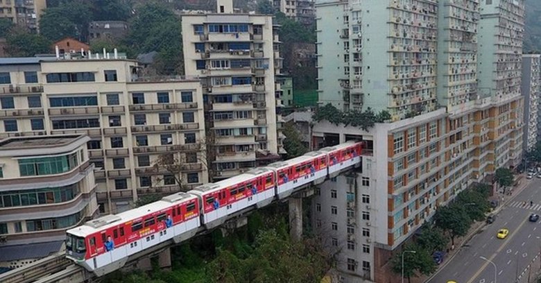 Чунцин метро сквозь дом