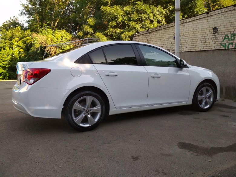 Белый шевроле круз