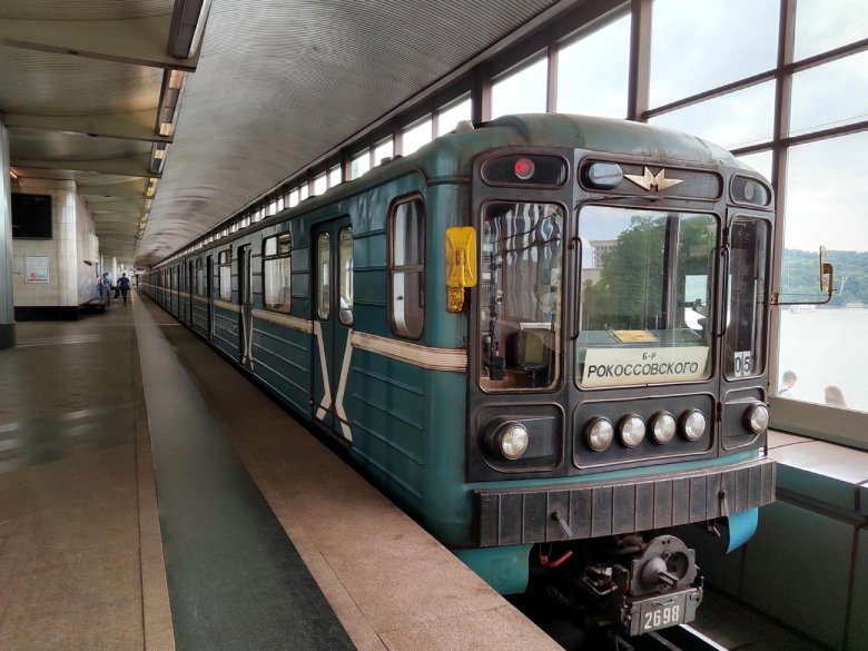 Поезд метро номерной