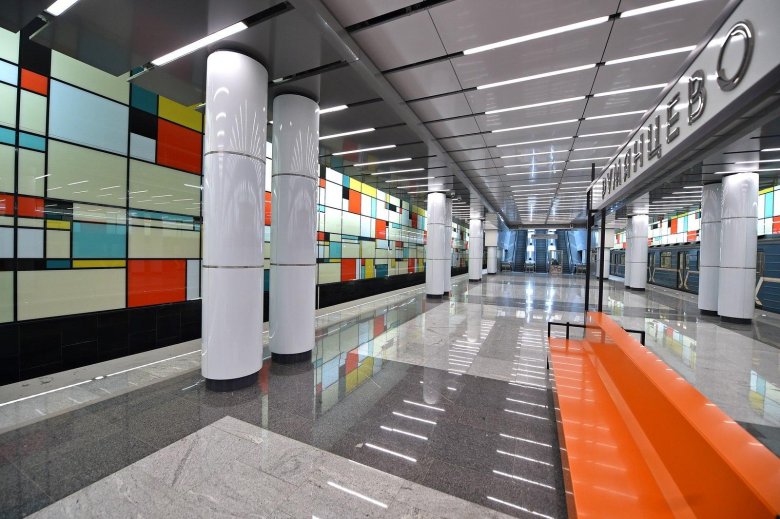 Станция метро саларьево