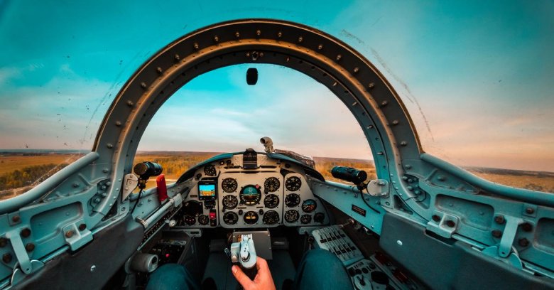 Пилот в кабине самолета