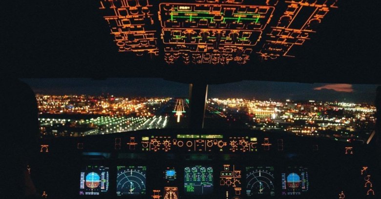 Вид из ночной кабины пилота boeing 737