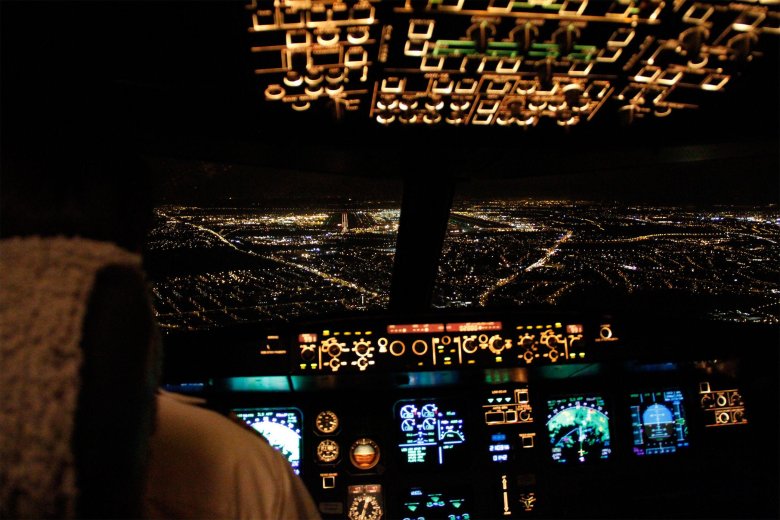 Кабина боинг 737 ночью