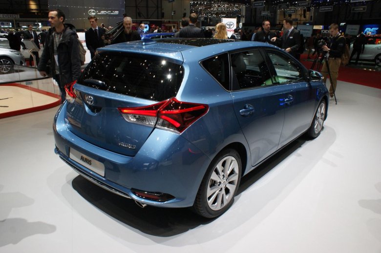 Тойота аурис 2021