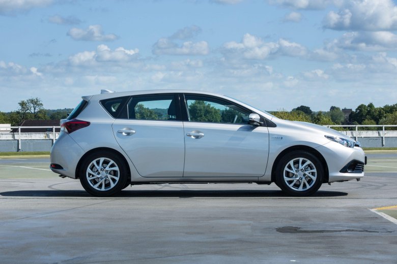 Тойота аурис 2015