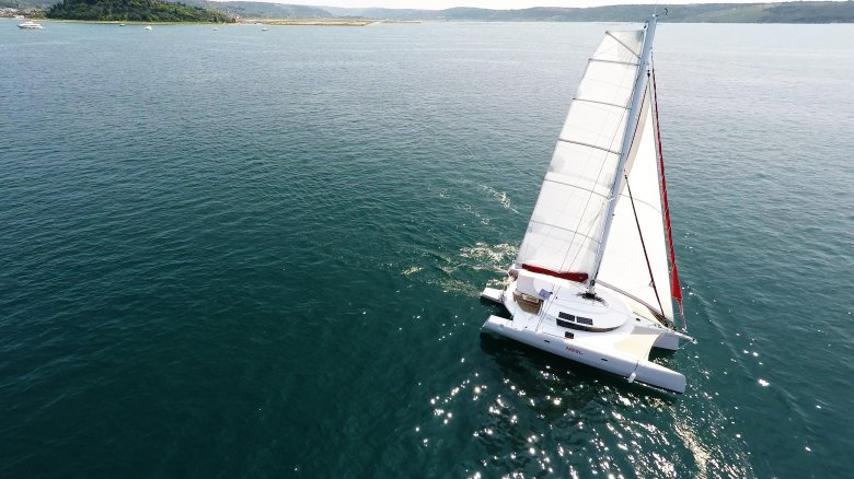 Парусный катамаран артмарин