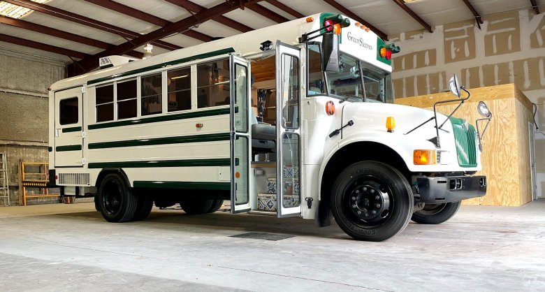 Дом на колесах из школьного автобуса