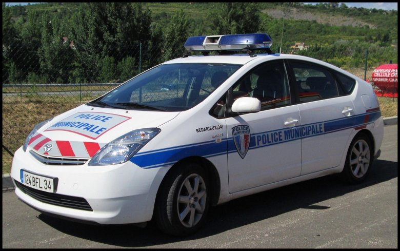 Тойота приус полиция