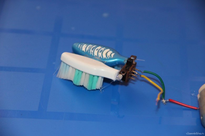 Робот из зубной щетки