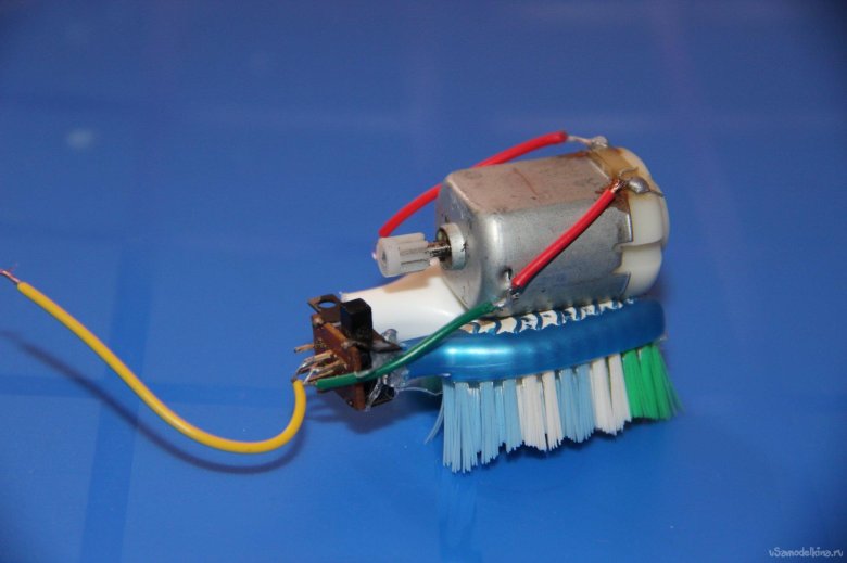 Робот из зубной щетки