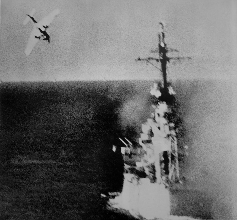 Атаки камикадзе на корабли сша