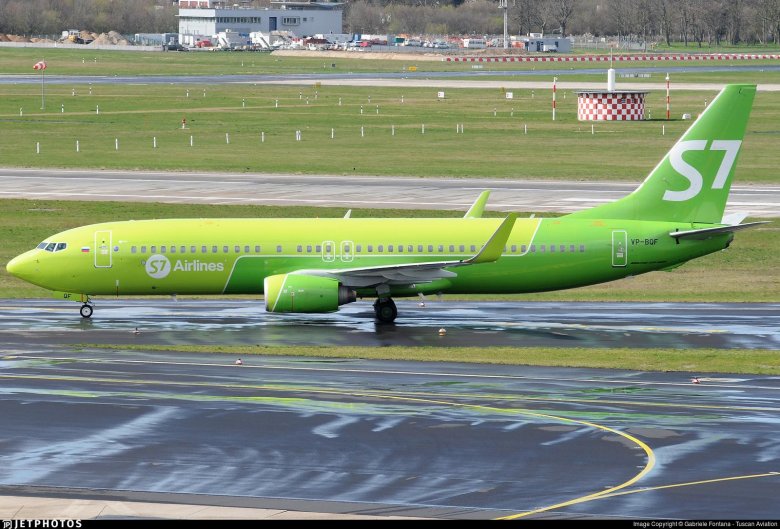 Boeing 737 s7 airlines