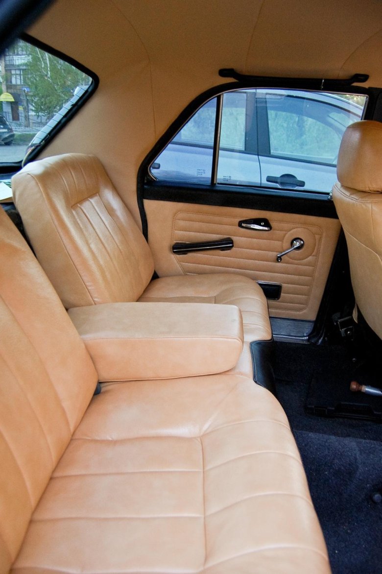 Газ 24 черный салон