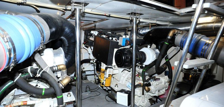 Моторный отсек bayliner