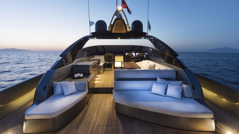 Яхта рива 76