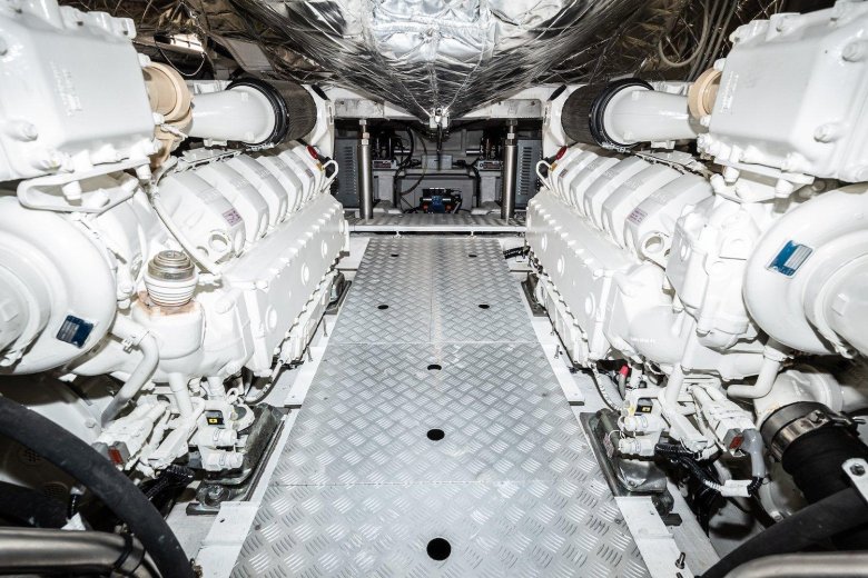 Катер триумф моторный отсек