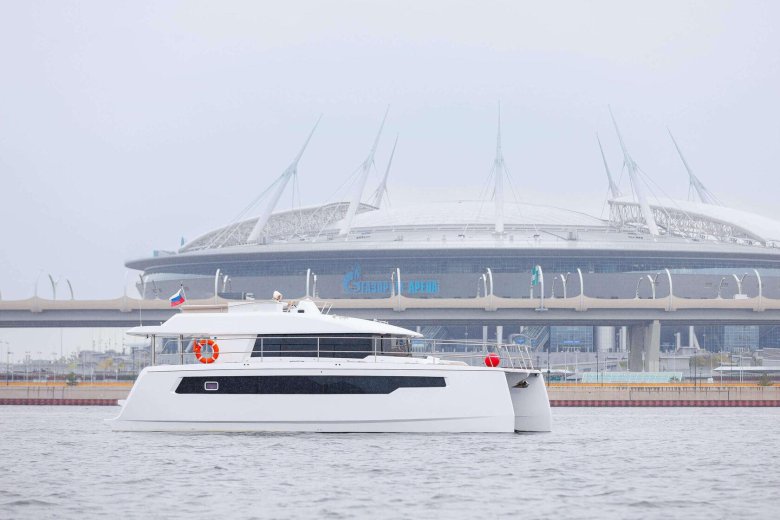 Моторный катамаран