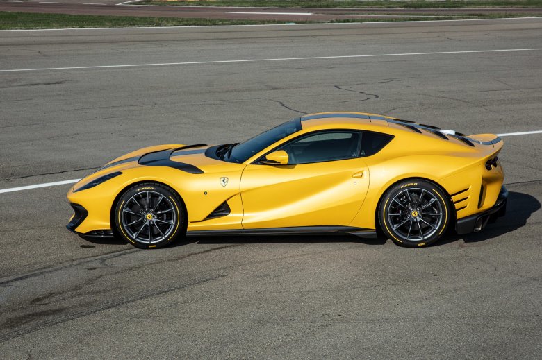 Феррари 812 competizione