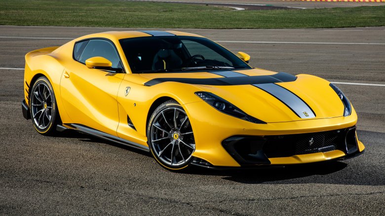 Феррари 812 competizione