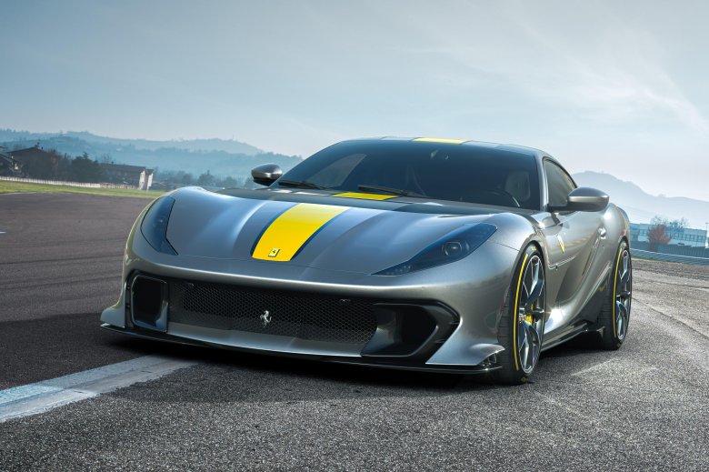 Феррари 812 competizione