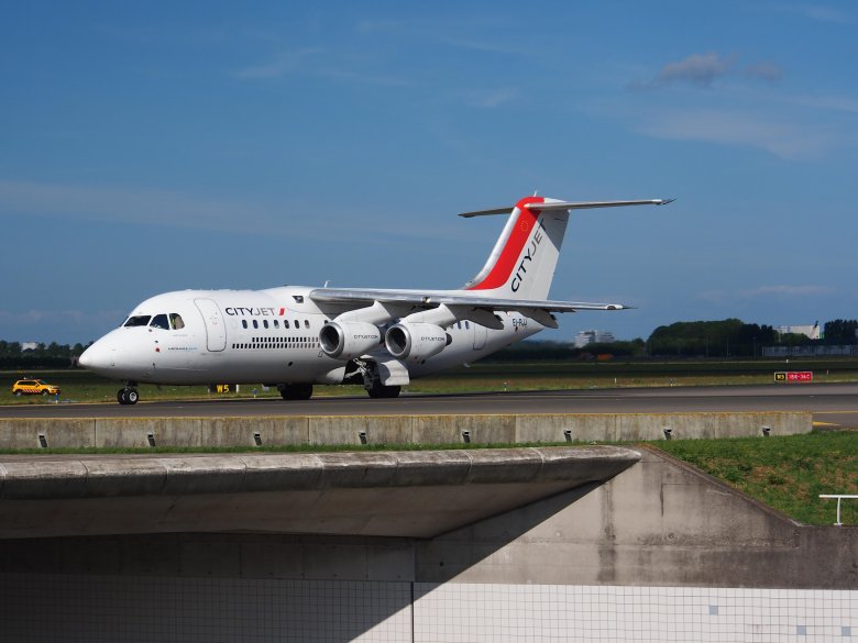 Avro rj85 самолет