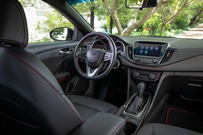 Chevrolet monza салон