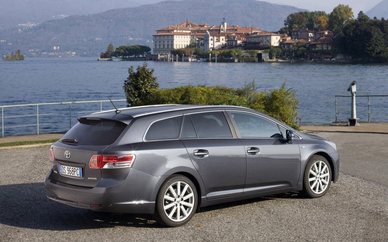 Toyota avensis 2011 универсал