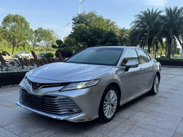 Тойота камри 2018 серебристый