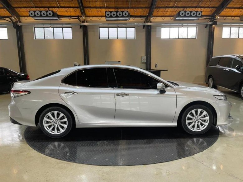 Тойота камри 70 белый перламутр