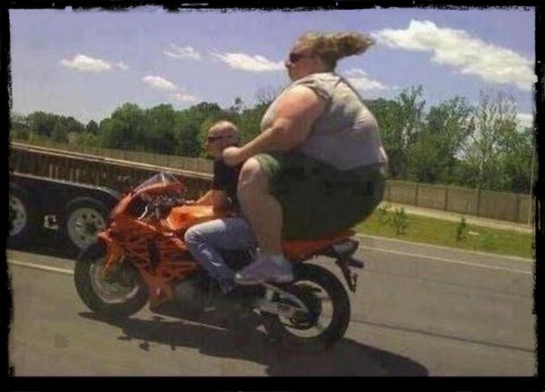 Толстый на мотоцикле