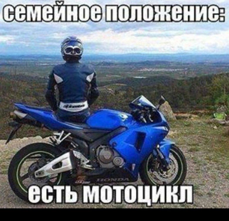 Парень на синем мотоцикле