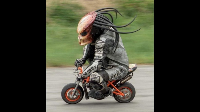 Мотоциклист в шлеме хищника