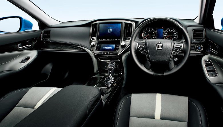 Toyota crown athlete 2015