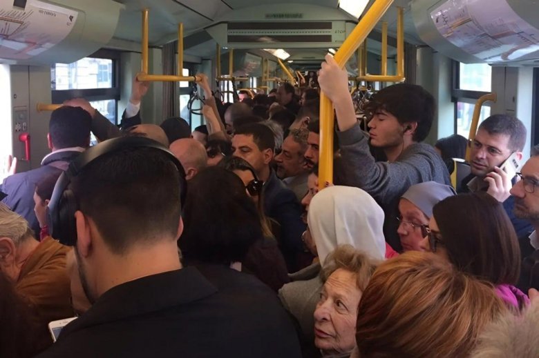 Много людей в автобусе