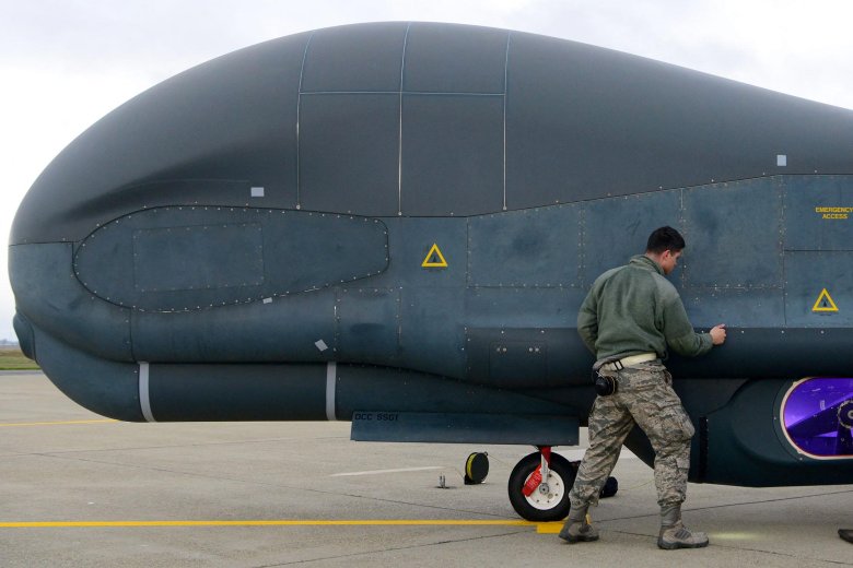 Дрон rq-4 global hawk